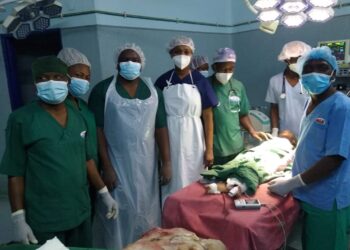 Nampula: Médica-cirurgiã pediátrica opera com sucesso tumor que pesava mais de 8kg em uma criança de 7 anos