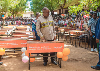 Vulcan entrega mais de 82 carteiras escolares em Moatize
