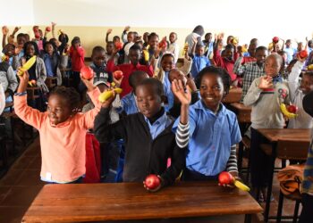 Colaboradores do BCI levam sorrisos a milhares de alunos