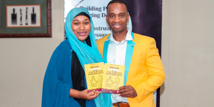 Lançado em Maputo a obra literária “Depois de Subir ao Altar – Um Papo com Cônjuges” da autoria do Professor Mateus Mutola