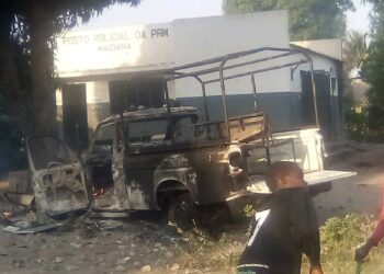 População enfurecida incendia viatura da PRM e vandaliza esquadra no distrito da Manhiça