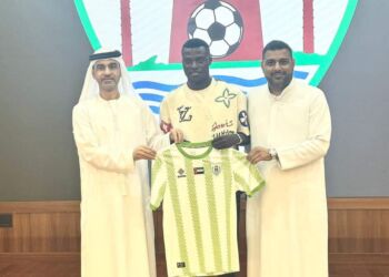 Witiness Quembo assina pelo Dibba Al-Hisn dos Emirados Árabes Unidos