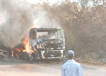 Camião cisterna arde em plena marcha em Báruè