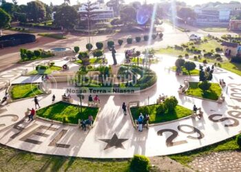 “LICHINGA TE ABRAÇA ENQUANTO LI CHINGA”