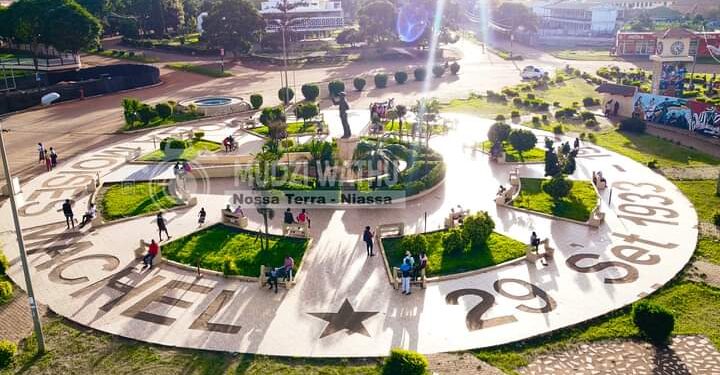 “LICHINGA TE ABRAÇA ENQUANTO LI CHINGA”