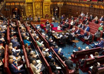 Parlamento Britânico sofre maior reforma dos últimos 25 anos: 92 lordes perdem os seus direitos hereditários