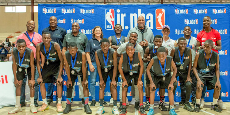 Cinco vezes campeão da National Basketball Association (NBA), Ron Harper assiste às finais da 1ª edição da liga ExxonMobil jr. NBA/jr. WNBA em Maputo