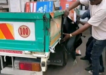 Desconhecidos incendeiam viaturas com logomarca da Movitel em Tete