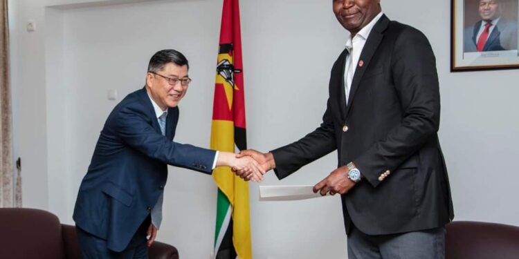 China ignora a situação de Moçambique e manda seu embaixador “despedir-se de Daniel Chapo como presidente eleito”