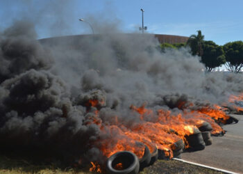 Queima de pneus causa problemas de saúde pública e impactos ambientais irreversíveis