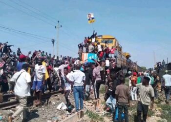 Manifestantes em Nampula colocam barricadas na linha-férrea e inibem a circulação de comboios