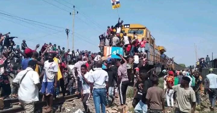 Manifestantes em Nampula colocam barricadas na linha-férrea e inibem a circulação de comboios