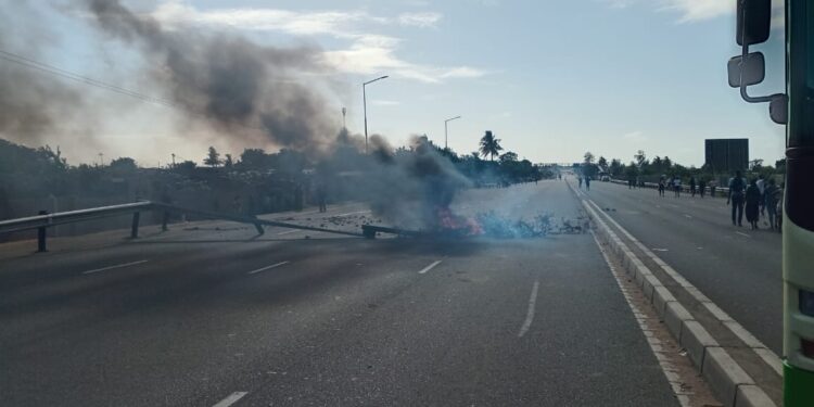 Tumultos populares marcam o regresso da cobrança de portagens na EN4