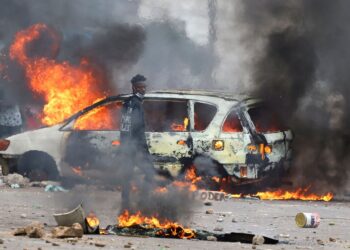 Escalada de violência política e protestos económicos abalam Moçambique