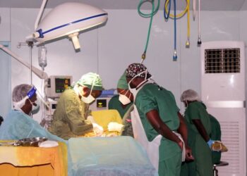 “Milagres na mesa de operação”: Médicos no HCQ operam um tumor gigante pesando 12 kg em paciente