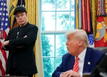 Trump ameaça cortar biliões em contratos de Musk, que o acusa de elo com Epstein