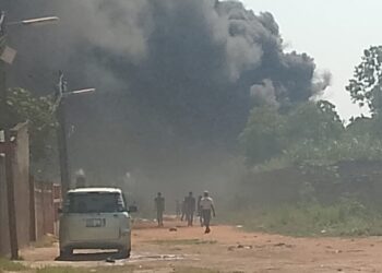 Fumaça tóxica e perigo à vista: Jovens queimam pneus na Machava para extrair arames e provocam alarme geral