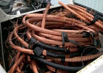 Sucatas ilegais alimentam vandalização que compromete energia, transportes e comunicações