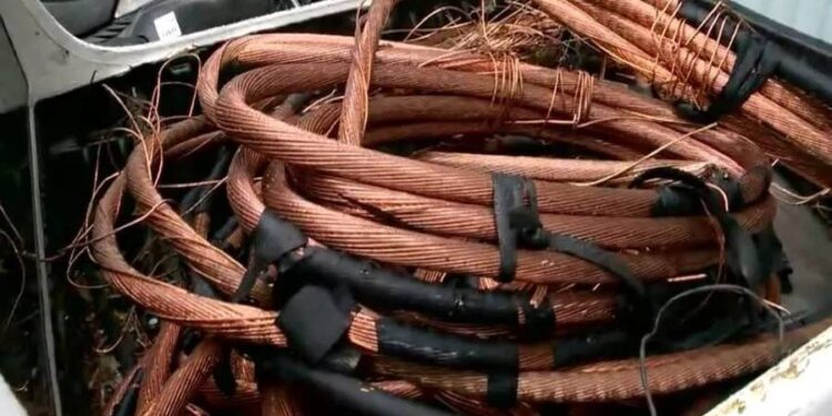 Sucatas ilegais alimentam vandalização que compromete energia, transportes e comunicações