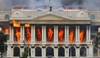 Manifestantes queimam Parlamento no Nepal e Primeiro-ministro renunciou