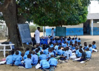 Mais de seis milhões de crianças poderão deixar de estudar em 2026 devido a cortes globais de financiamento, alerta UNICEF