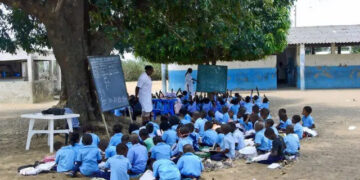 Mais de seis milhões de crianças poderão deixar de estudar em 2026 devido a cortes globais de financiamento, alerta UNICEF