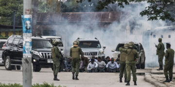 Violência e tensão dominam eleições na Tanzânia: internet cortada e toque de recolher em Dar es Salaam