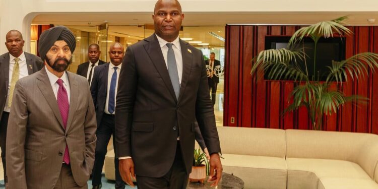 Parceria Moçambique-Banco Mundial ganha novo impulso em encontro entre Presidente Chapo e Ajay Banga em Washington