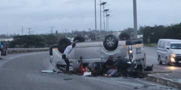 Despiste de transporte semi-colectivo faz dez feridos em Marracuene