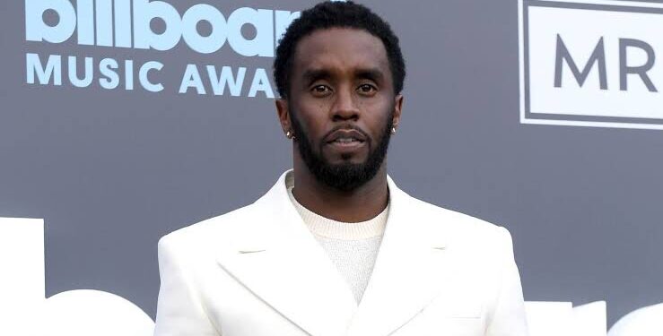 Sean ‘Diddy’ Combs acorda com faca encostada ao pescoço na prisão