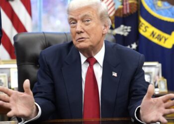 Trump pressiona Zelensky para aceitar plano: “Podem continuar a lutar”