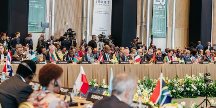 Presidente Chapo conclui trabalhos da Cimeira UA-UE após discurso e contactos bilaterais