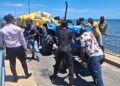 Um verdadeiro acto de “vergonha monumental na Ilha de Moçambique”: Tractor do Município fica sem gasolina e bloqueia principal ponte da autarquia