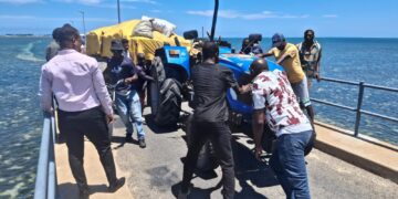 Um verdadeiro acto de “vergonha monumental na Ilha de Moçambique”: Tractor do Município fica sem gasolina e bloqueia principal ponte da autarquia