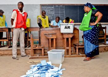 Proposta de voto obrigatório reacende debate sobre liberdade cívica e crise de confiança em Moçambique