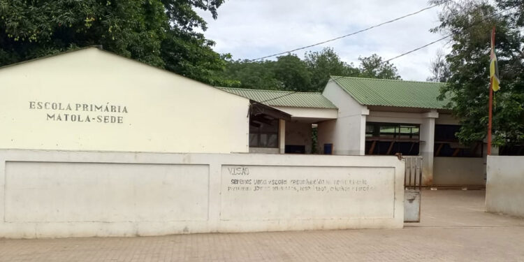 Millennium bim reafirma compromisso com a educação e contribui para a construção de três novas salas de aula na Escola Primária Matola-Sede