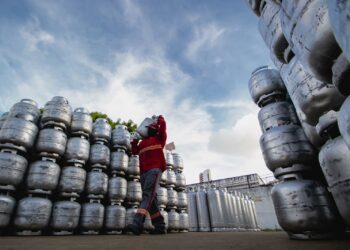 Inaugurada a 1ª fábrica de gás de cozinha do País