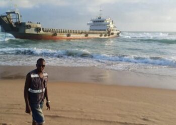 Navio cargueiro indiano encalha ao largo de Chidenguele