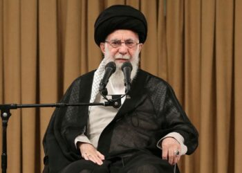 Aiatolá Ali Khamenei: Quem é o líder supremo do Irão e qual é o seu poder?